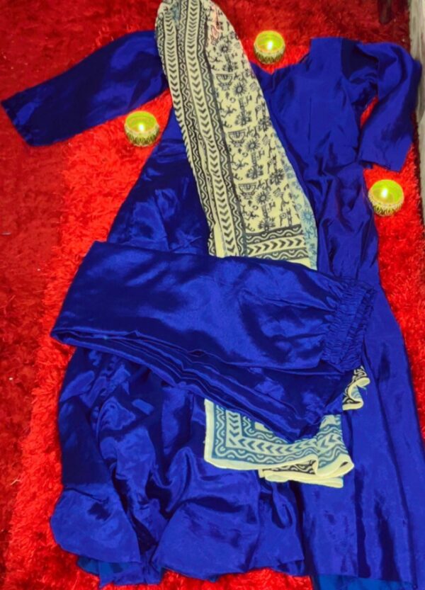 FABRIC : SOFT SILKY GEORGATTE IT COMES WITHJ 3 PIECE SET WHICH INCLUDES 1. FULL SLEEVE FROCK: TRAINGULAR NECK , SLIGHLY DEEP BACK AND DORI'S WITH HEAVY LATKANS 2. PAJAMA 3.PRINTED MUL COTTON DUPATTA COLOR : ROYAL BLUE PLAIN SUIT